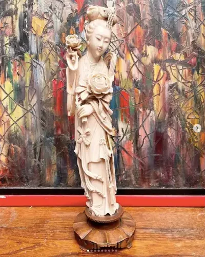 Marfil Mujer con Rosas