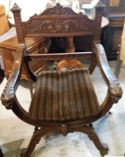 Sitial kurul en madera de nogal tallado con figuras