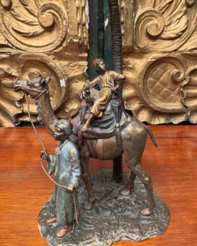 Escena de caravana con camello en bronce
