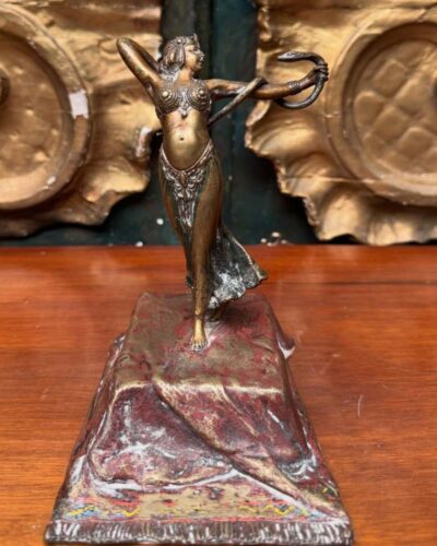 Figura Art Déco de bailarina con serpiente