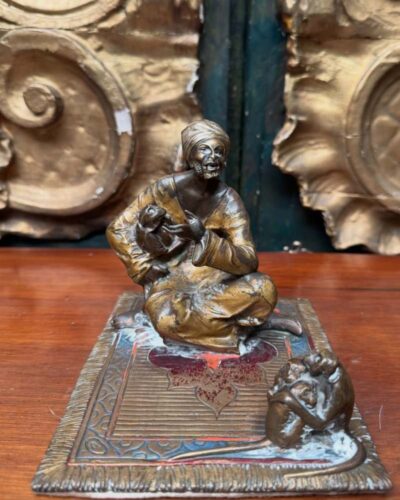 Escultura orientalista de mercader de monos