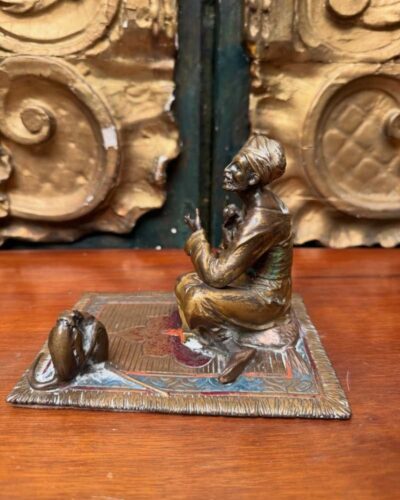 Escultura orientalista de mercader de monos