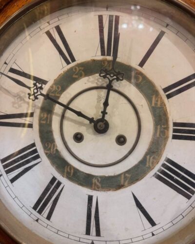 Reloj mural inglés de fines del siglo XIX