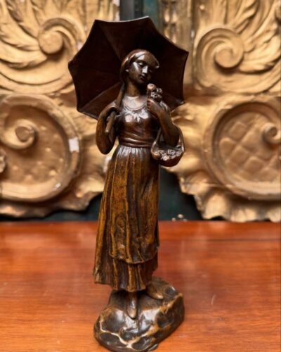 Figura de joven con paraguas y flores