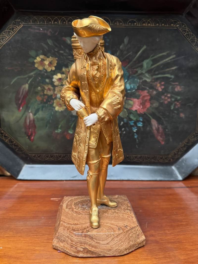 Escultura criselefantina de joven aguatero